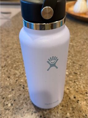 Hydro Flask Powder Periwinkle Bottle with Black Lid 32oz